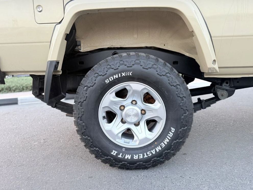 
								Toyota Land Cruiser 70 Series full									