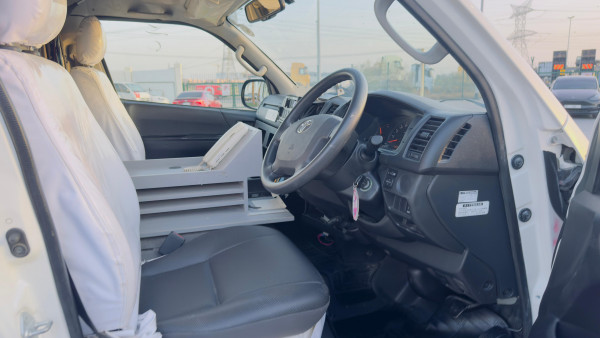 
								Toyota Hiace Ambulance 2020 full									