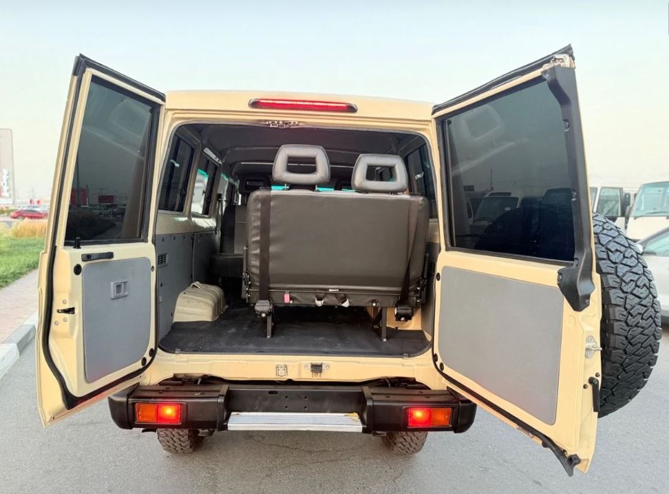 
								Toyota Land Cruiser 70 Series full									