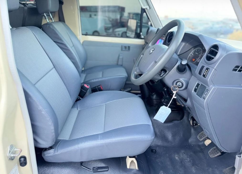 
								Toyota Land Cruiser 70 Series full									