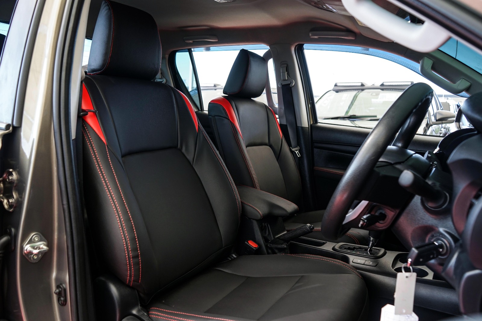 
								Toyota Hilux 2024 RHD full									